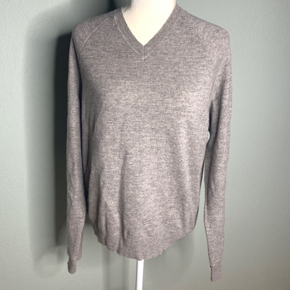 Banana Republic Sweaters - Banana Republic Lambs wool cashmere vneck sweater